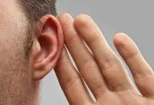 شخص يضع يده على أذنه للاستماع