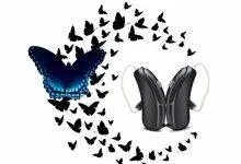 فراشات تطير حول سماعات طبية سوداء.
