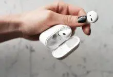 سماعات لاسلكية في علبة شحن بيضاء