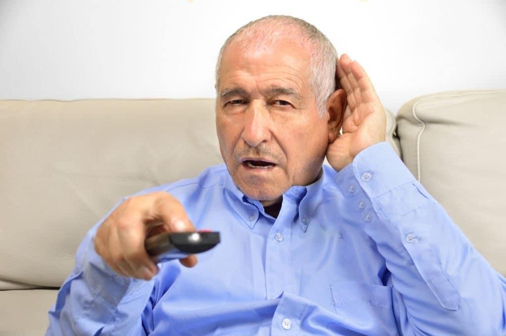 homme telecommande surdite