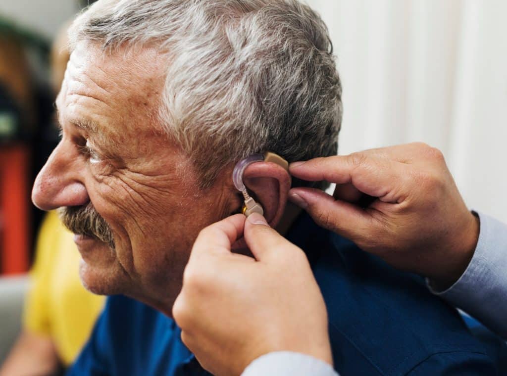 docteur aide auditive patient