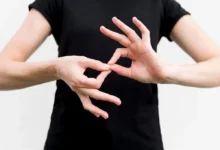 Personne utilisant la langue des signes.