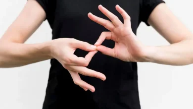 Personne utilisant la langue des signes.
