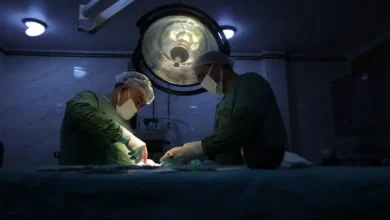 جراحان أثناء إجراء عملية في غرفة العمليات