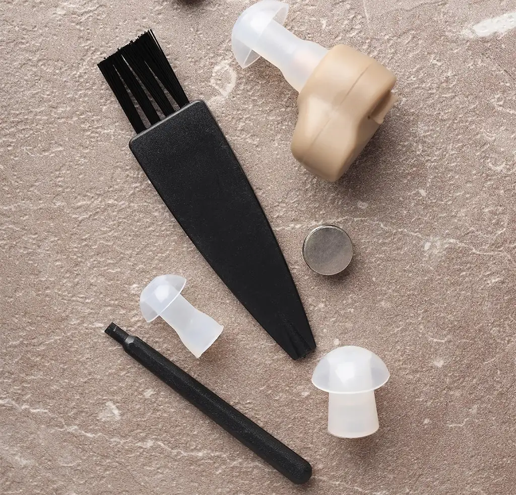 Accessoires et aides pour l'audition sur table.