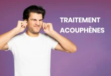 Homme souffrant d'acouphènes, se bouchant les oreilles.