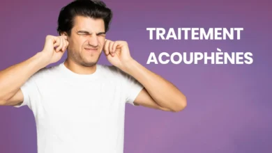 Homme souffrant d'acouphènes, se bouchant les oreilles.